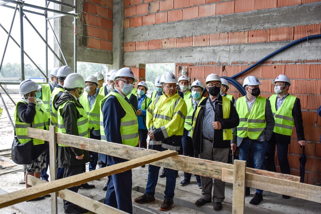 Przedstawiciele Kolei Wielkopolskich i firmy ALSTAL zwiedzają budynek PUT w Wągrowcu