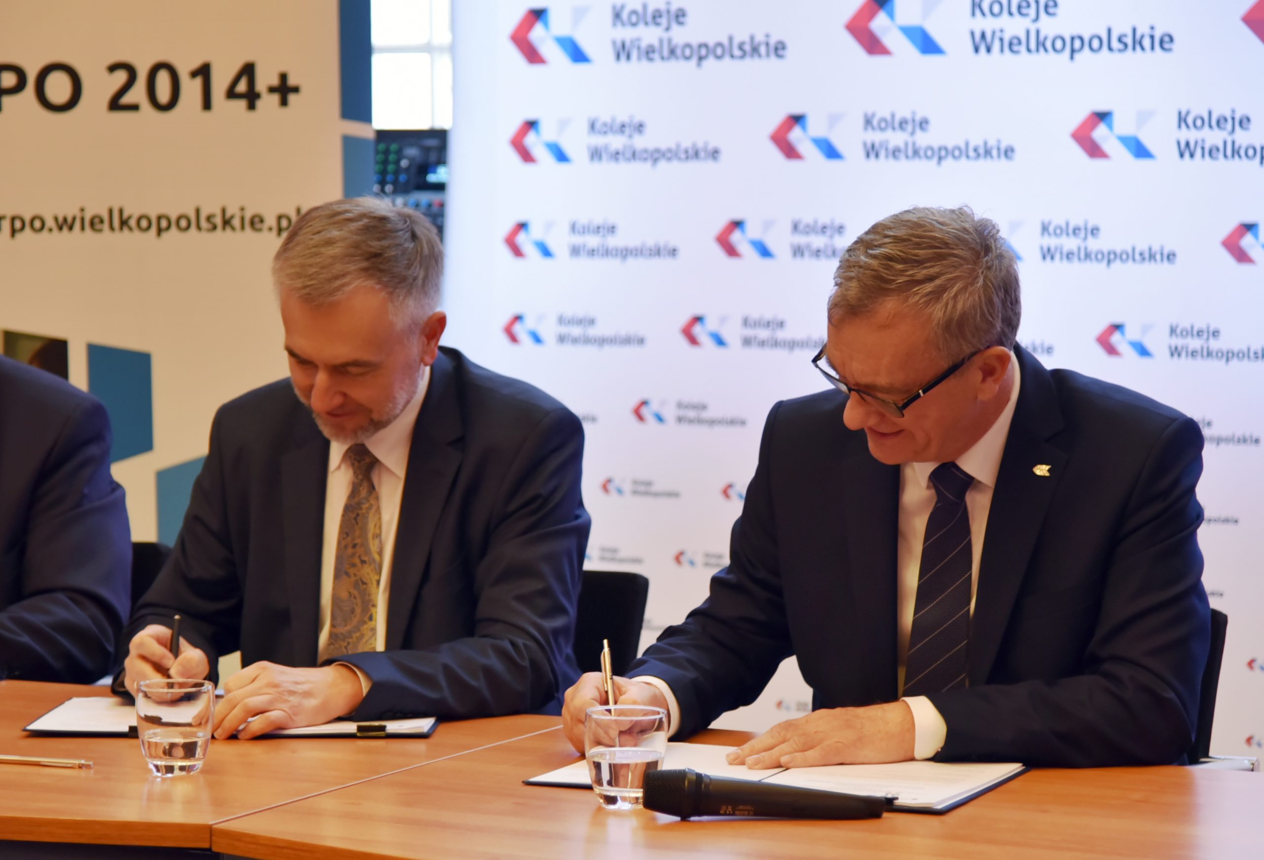 Marszałek Województwa i Prezes Kolei Wielkopolskich podpisują umowę