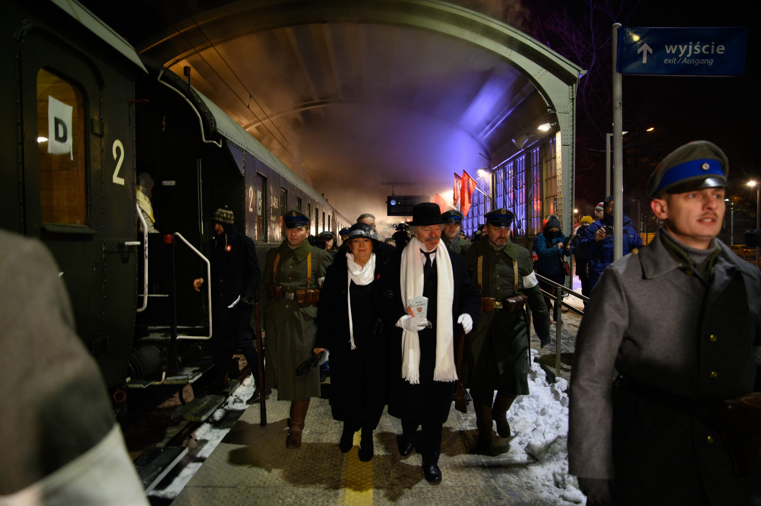 I.J.Paderewski przechodzi peronem w kierunku pociągu