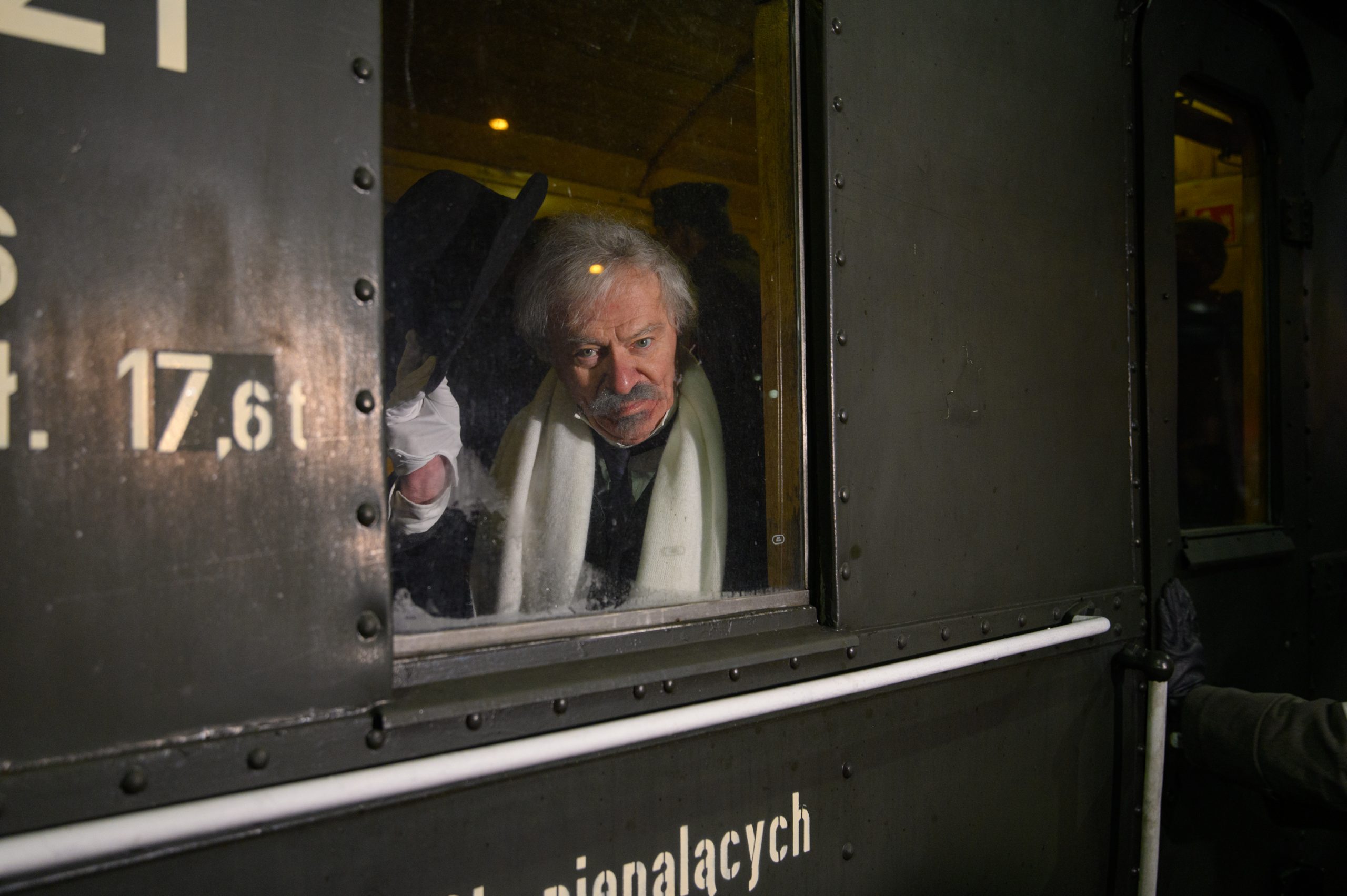 I.J.Paderewski pozdrawia zgromadzonych z okna pociągu