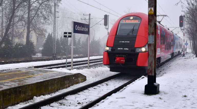 Pociąg Kolei Wielkopolskich wjeżdża na stację w Odolanowie