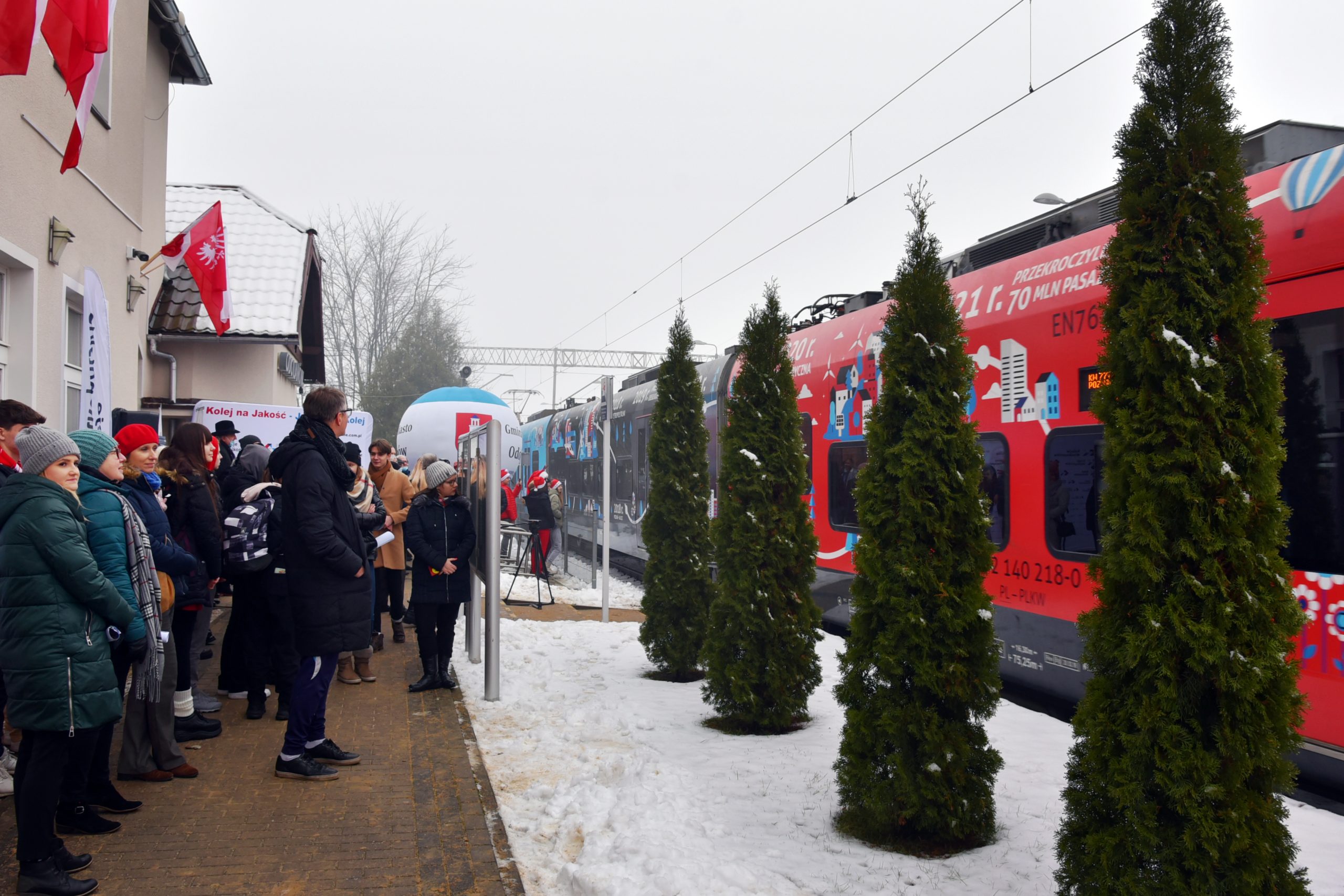 Zebrani goście witają jubileuszowy pociąg Kolei Wielkopolskich na stacji w Odolanowie
