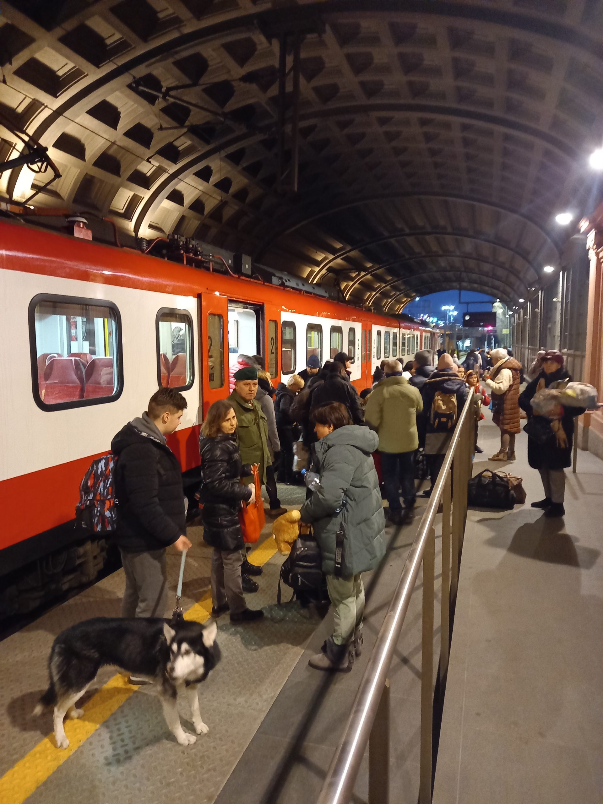 Podróżni wysiadający z pociągu humanitarnego na Dworcu Letnim w Poznaniu