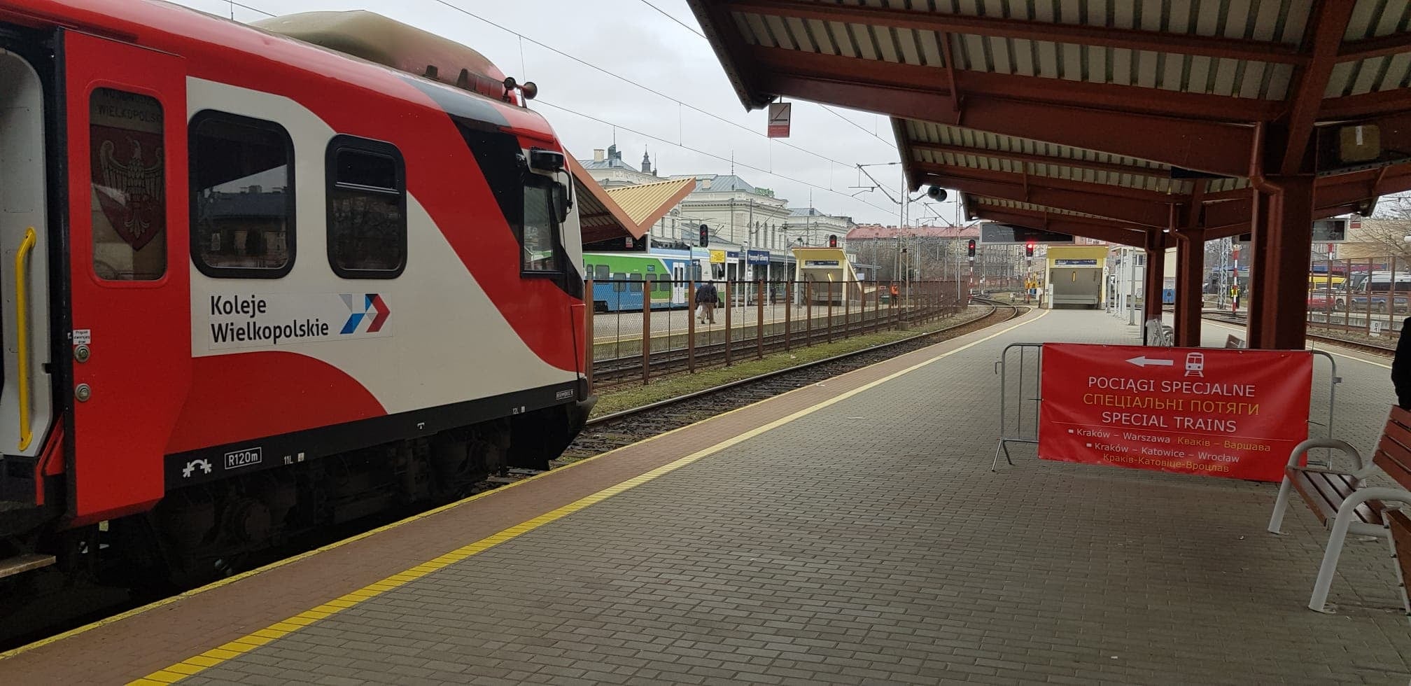 Pociąg humanitarny Kolei Wielkopolskich na stacji w Przemyślu
