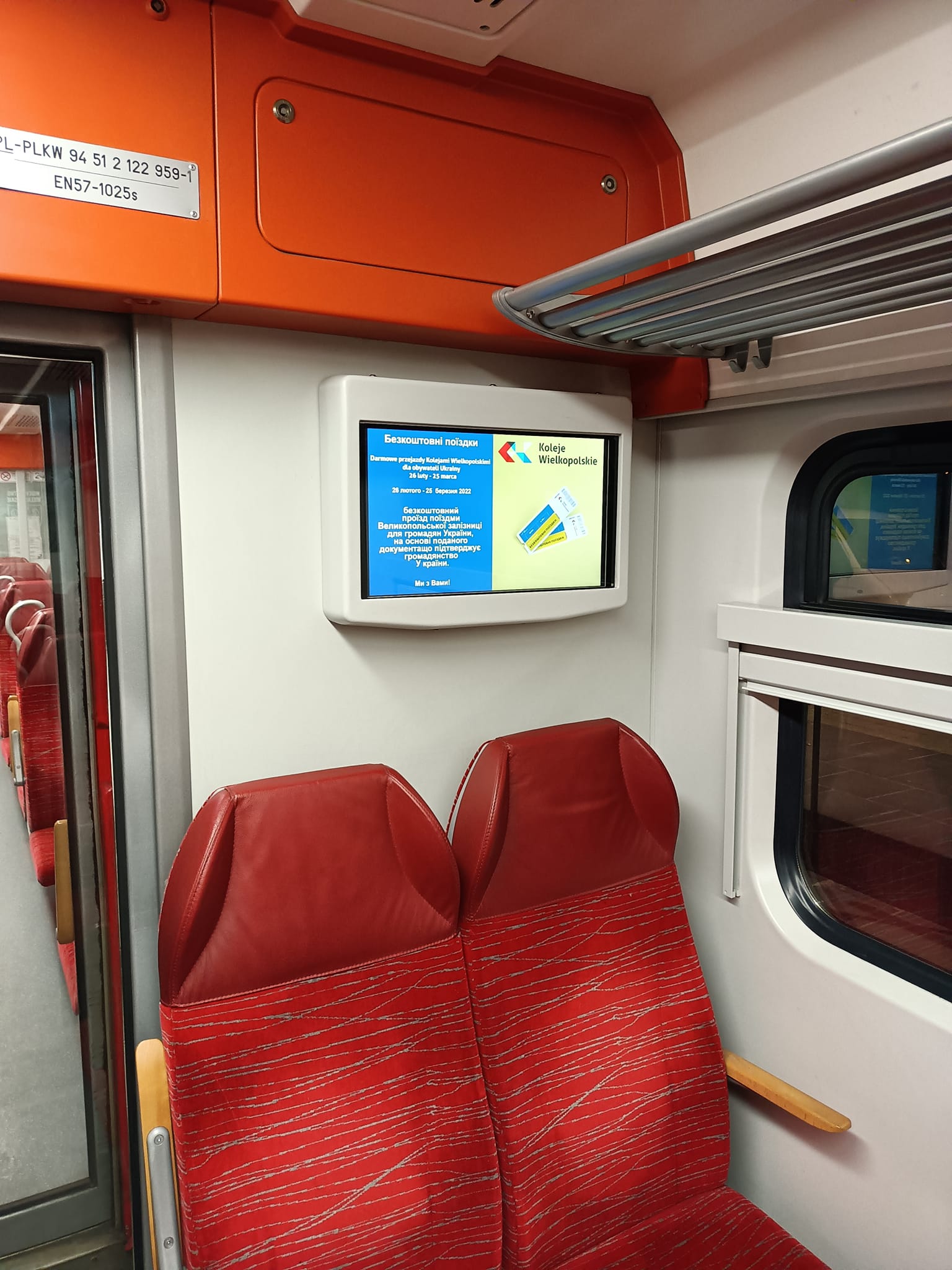 Informacja dla podróżnych z Ukrainy na monitorze w pociągu