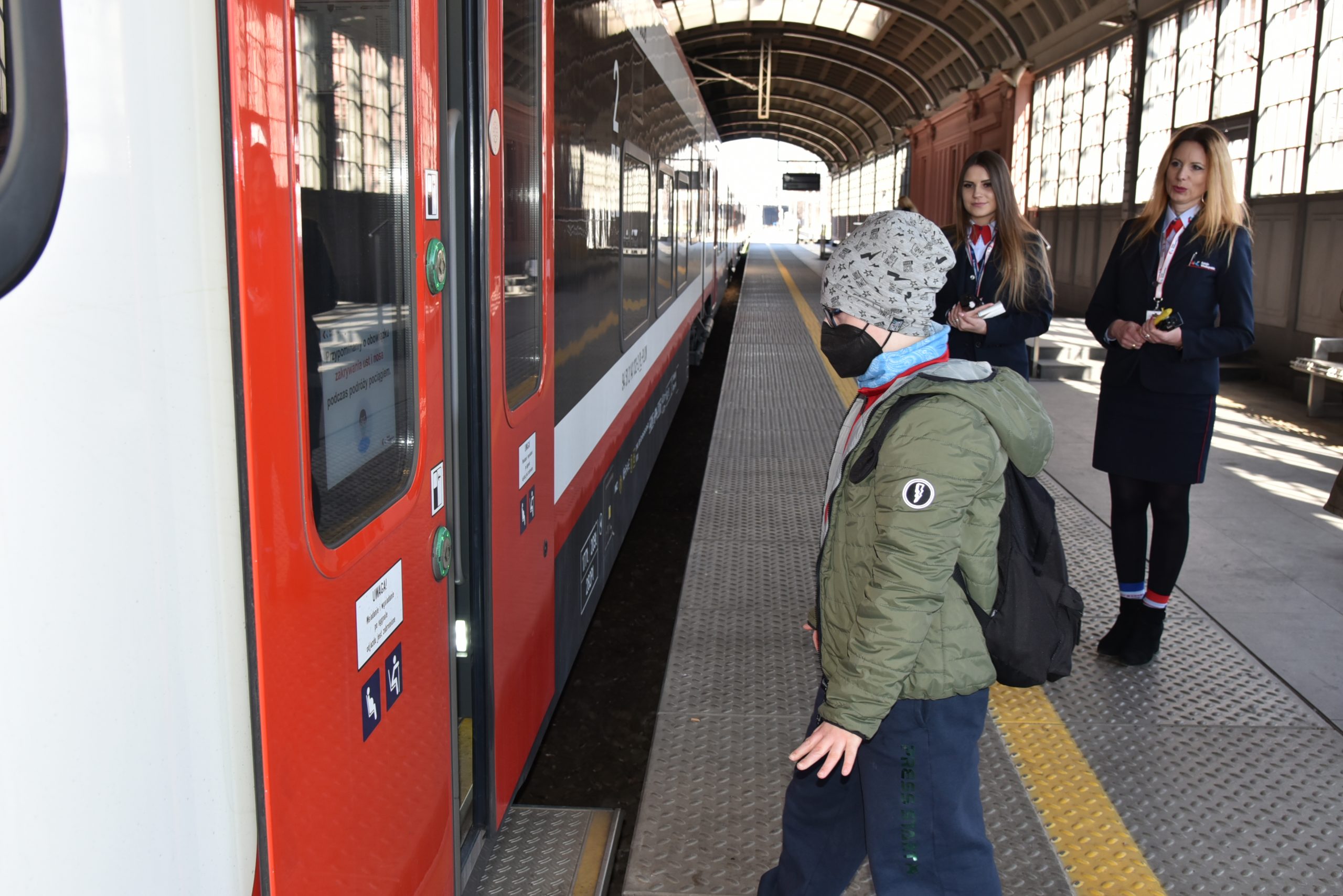 Jeden z uczestników wycieczki wsiada do pociągu.