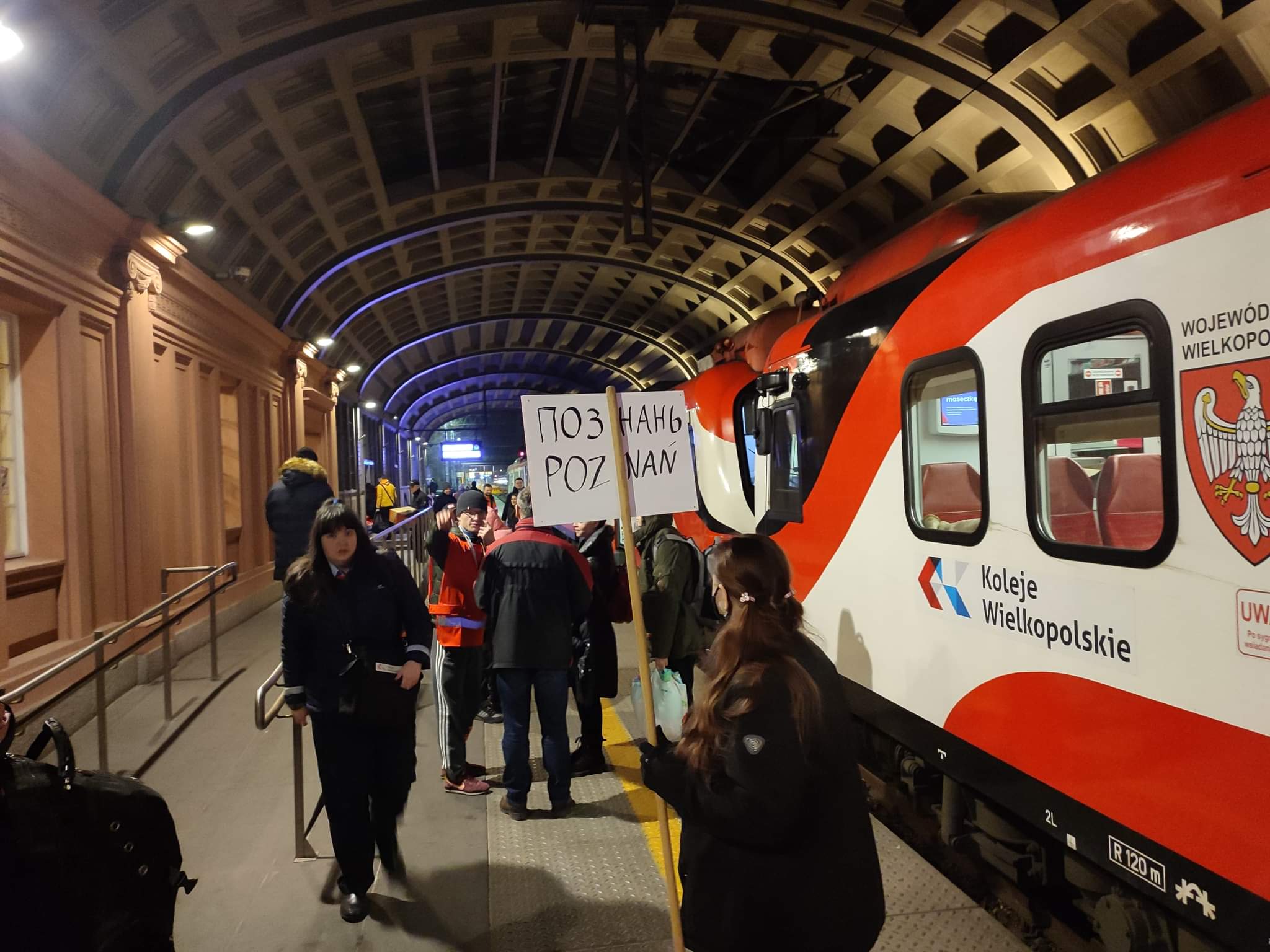 Obywatele Ukrainy wysiadający z pociągu humanitarnego w Poznaniu