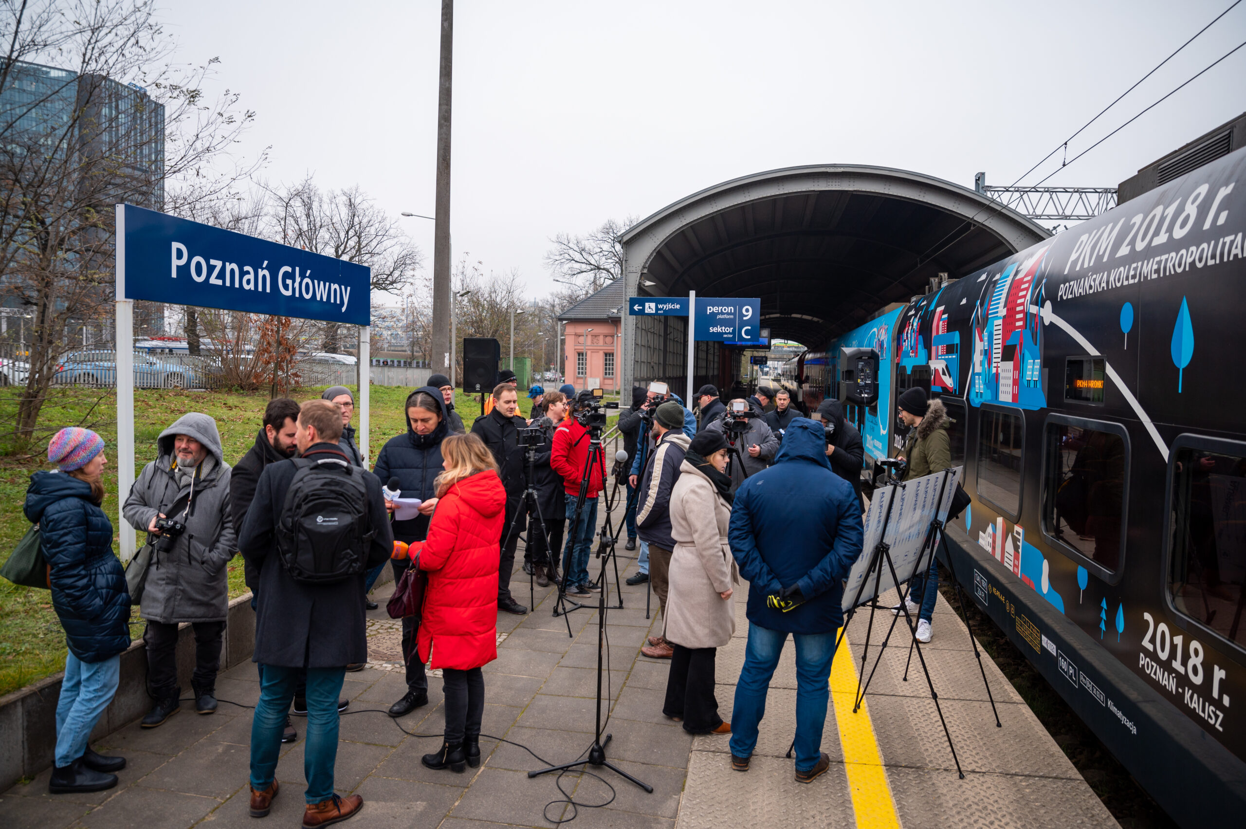 Dziennikarze i goście przed pociągiem Kolei Wielkopolskich
